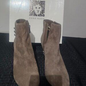 Anne Klein Aksondra Taupe Suede Ankle Boots – Size 9M